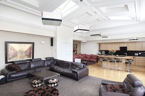 Luxury Penthouse, 2 Bedrooms, Ensuite, City View | Living area - Burnets Apartments (Edinburgh)