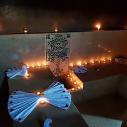 Soins corporels, massages des tissus profonds, enveloppements corporels