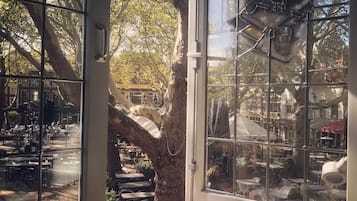 Habitación doble, vistas a la ciudad | Caja fuerte, escritorio, cortinas opacas y tabla de planchar con plancha