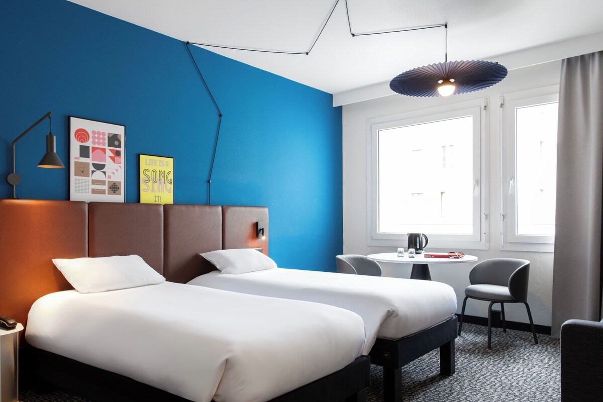 Standaard kamer (4 People) | Een kluis op de kamer, een bureau, geluiddichte muren
