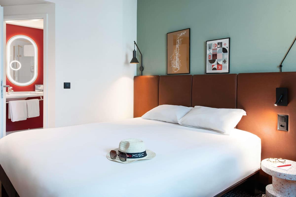 In-room safe, desk, soundproofing, iron/ironing board