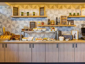 Un bufé de desayuno con diferentes alimentos y acompañamientos.