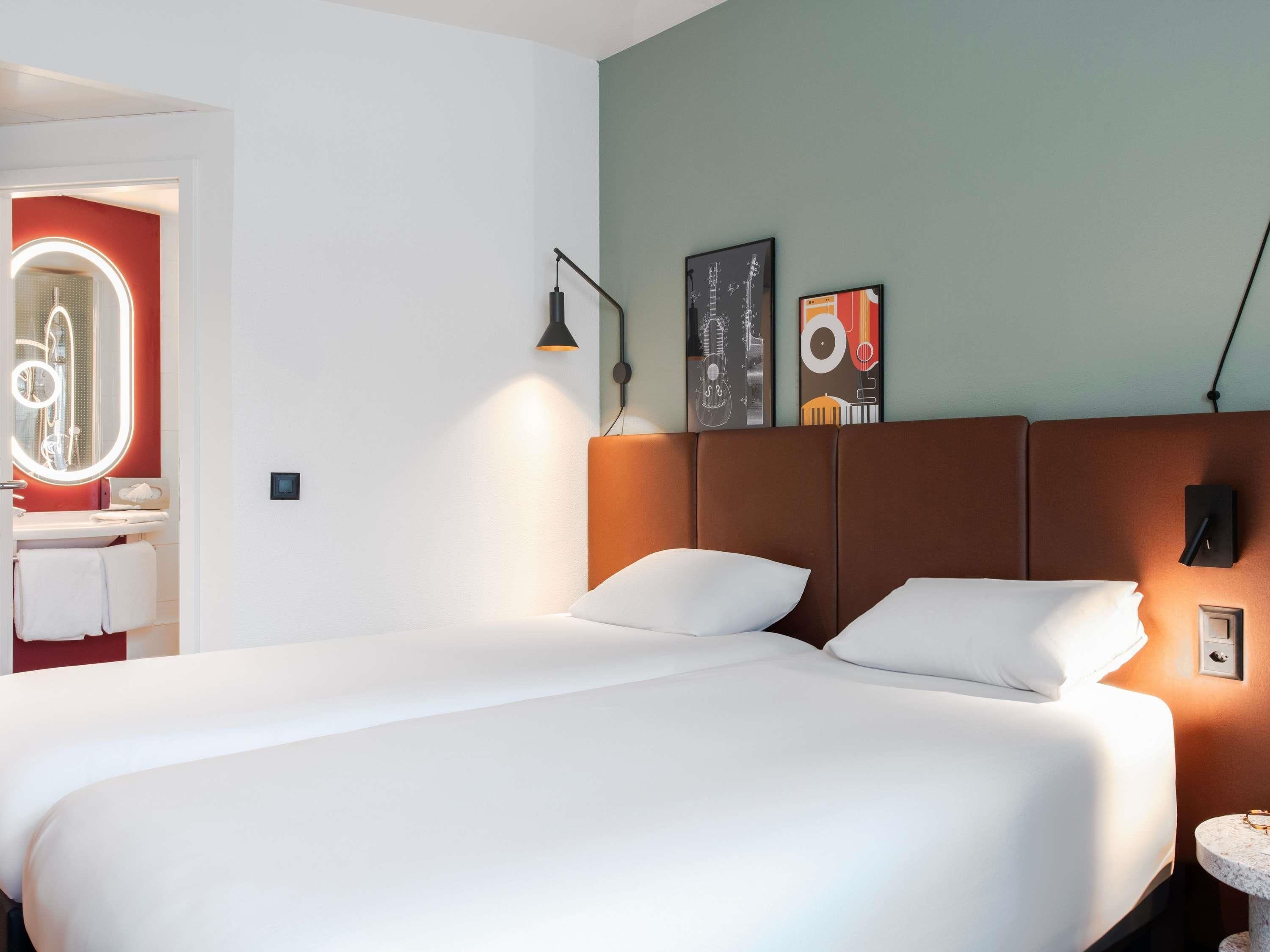 Chambre avec lits jumeaux, 2 lits jumeaux | Coffre-fort, bureau, système d’insonorisation, fer et planche à repasser