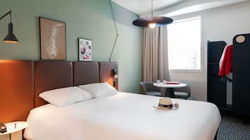 Kamer, 1 tweepersoonsbed | Een kluis op de kamer, een bureau, geluiddichte muren