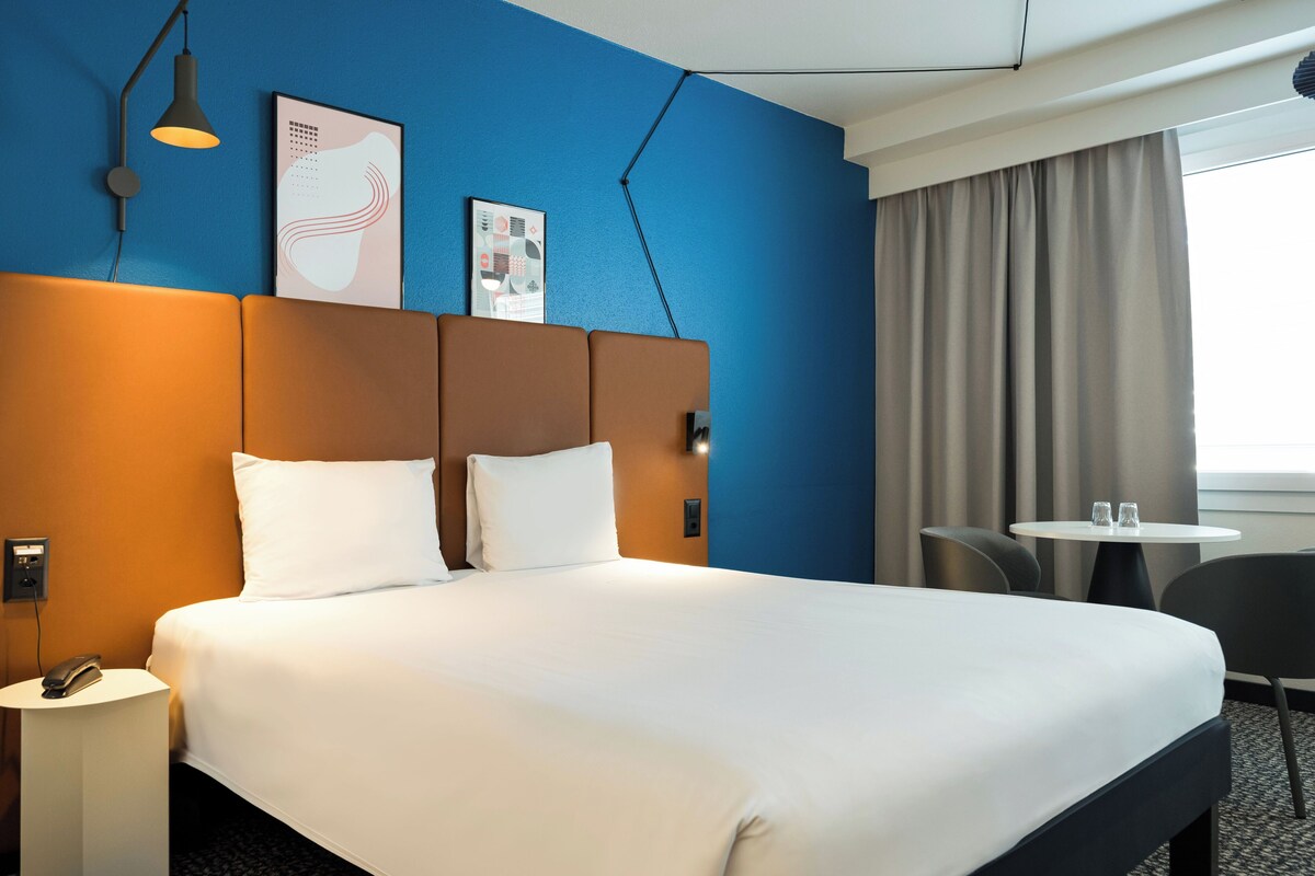 Comfort kamer, 1 tweepersoonsbed met slaapbank | Een kluis op de kamer, een bureau, geluiddichte muren