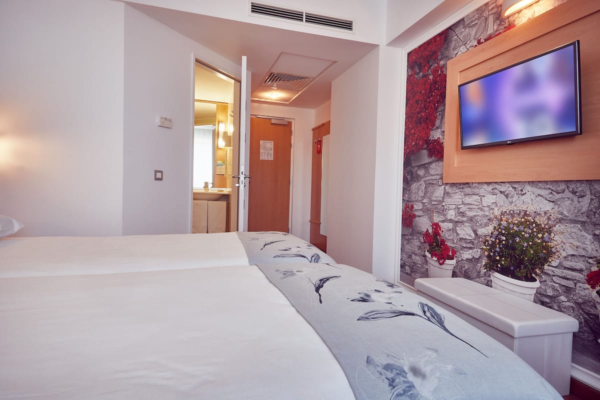 standard twin room | in-room safe, desk, laptop workspace, soundproofing