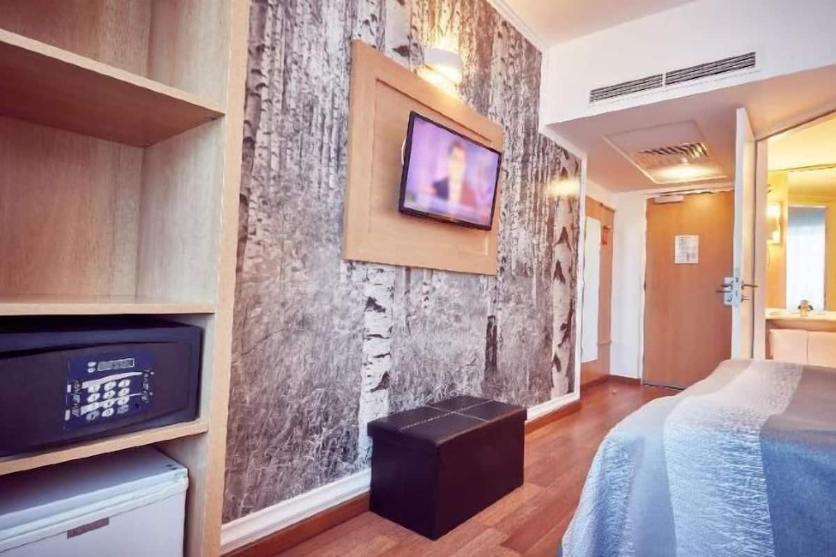 1 bedroom, in-room safe, desk, laptop workspace