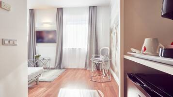 Zimmersafe, Schreibtisch, laptopgeeigneter Arbeitsplatz