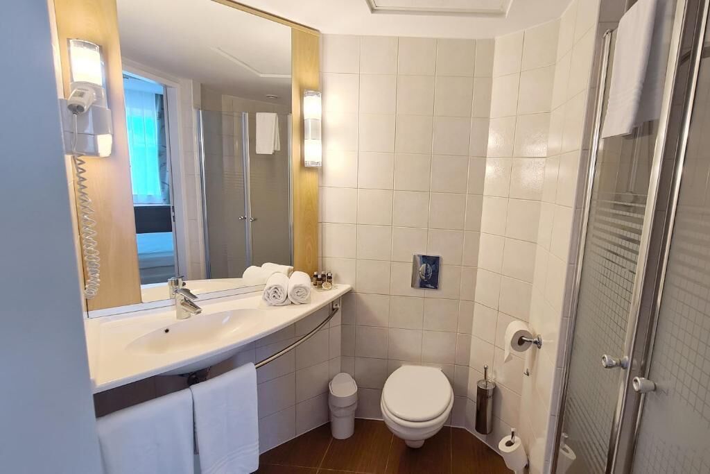 standard double room | bathroom | shower, free toiletries, hair dryer, towels