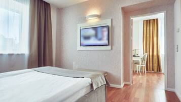 Family Suite | In-room safe, desk, laptop workspace, soundproofing