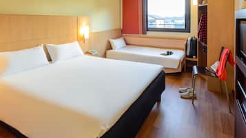 Quarto standard, várias camas | Edredons de pluma, cofres nos quartos, escrivaninha