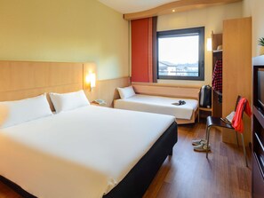 Standard Room, Multiple Beds | Down comforters, in-room safe, desk, laptop workspace - ibis Milano Malpensa Aeroporto (Cardano al Campo)