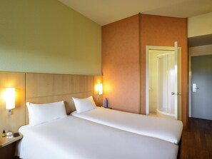 Habitación estándar con 2 camas individuales, 2 camas individuales | Edredones de plumas, caja fuerte, escritorio