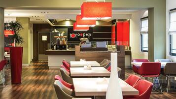 Tägliches Frühstücksbuffet (12 EUR pro Person)