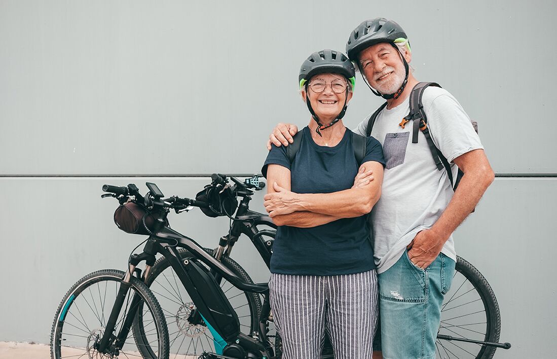 Deux personnes se tiennent devant des vélos.