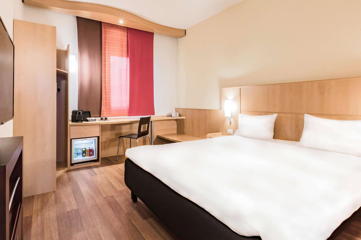 Premium Room, 1 Double Bed | In-room safe, desk, blackout curtains, soundproofing