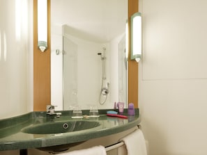 Down comforters, in-room safe, desk, laptop workspace - ibis Milano Malpensa Aeroporto (Cardano al Campo)
