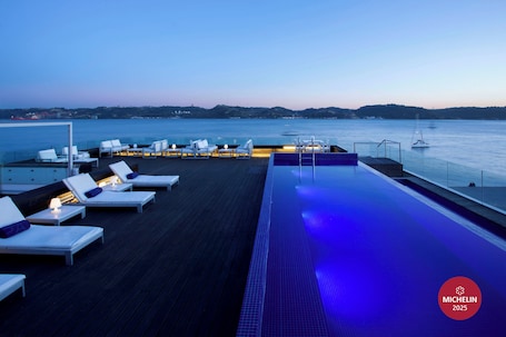Piscina interna, piscina externa sazonal, espreguiçadeiras. Altis Belem Hotel & Spa, Member of Design Hotels