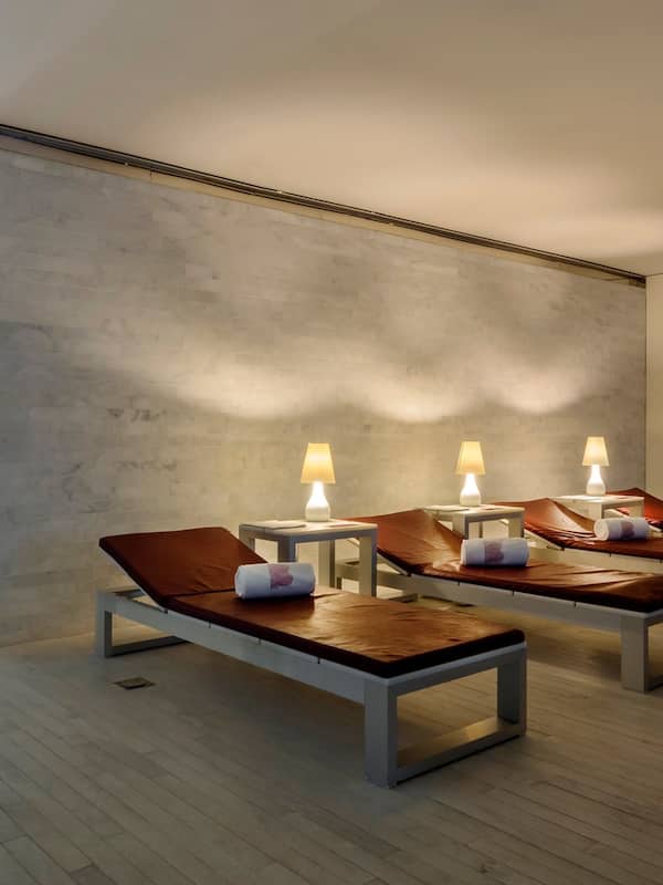 Couples treatment rooms, sauna, steam room, hot stone massages
