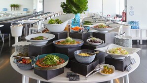 Un bufé con diversos platos y una planta decorativa.