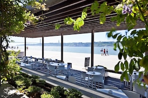 Al fresco dining, open daily