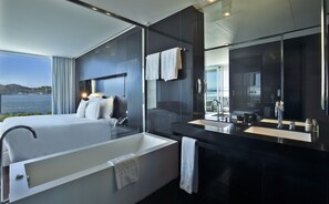 Premier Suite (Diplomatic) | Bathroom | Free toiletries, hair dryer, bathrobes, slippers - Altis Belem Hotel & Spa, Member of Design Hotels (Lisbon)