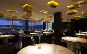 2 restaurantes; se sirve desayuno, almuerzo, cena y brunch