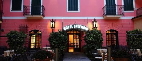A pink building with a sign reading "HOTEL SPLENDIDMARE."