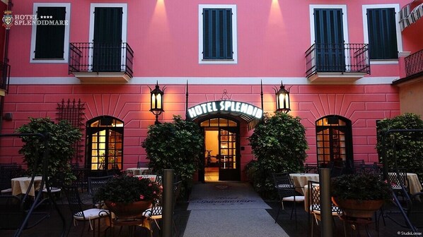 A pink building with a sign reading "HOTEL SPLENDIDMARE." - Hotel SplendidMare (Laigueglia)