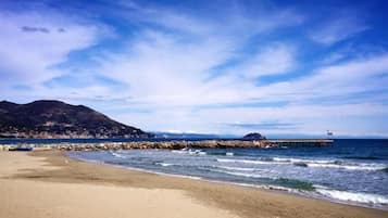Private beach, white sand, waterskiing, windsurfing