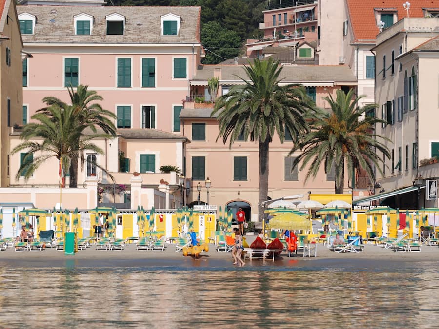 En privat strand, hvidt sand, vandski, windsurfing