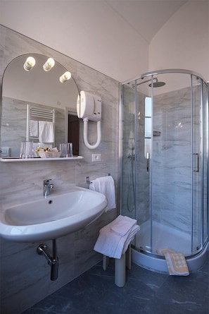 Combined shower/tub, rainfall showerhead, free toiletries, hair dryer - Hotel SplendidMare (Laigueglia)