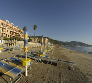 Privatstrand, weißer Sandstrand, Wasserski, Windsurfen