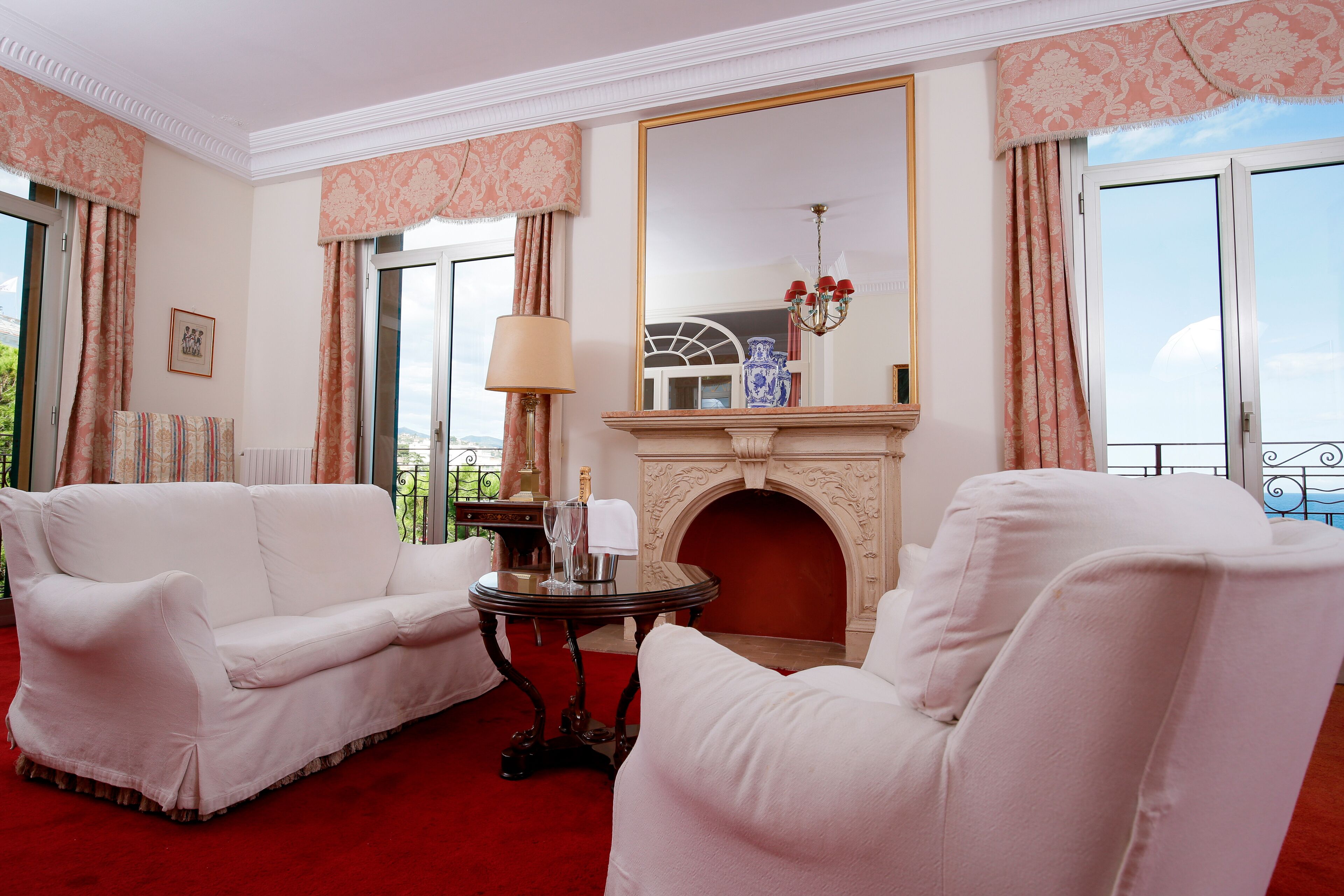 minibar, in-room safe, individually decorated, desk