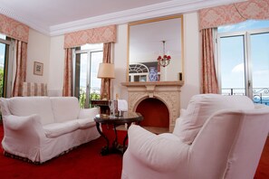 Minibar, safe på rommet, individuelt dekorert og skrivebord