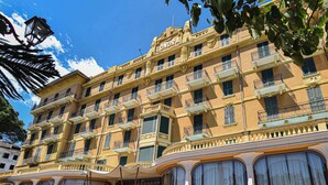 Un hotel de varios pisos con balcones y ventanas amplias, llamado "Londra".