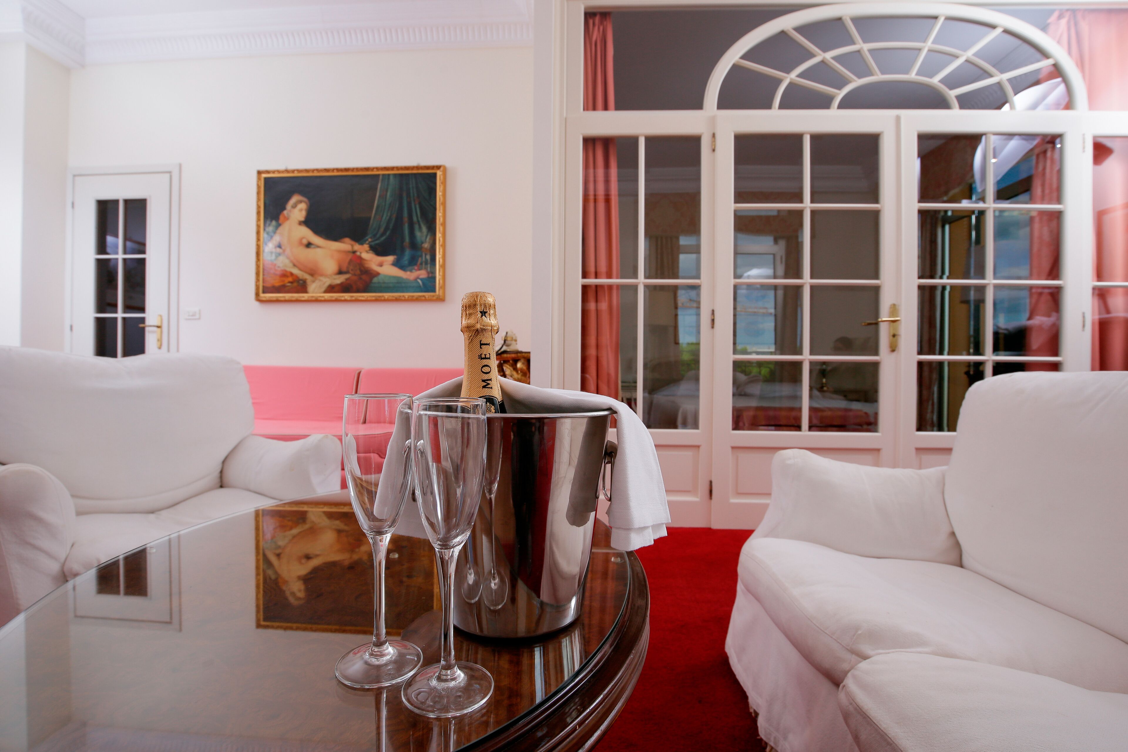 minibar, in-room safe, individually decorated, desk