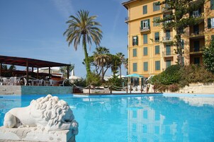 Seasonal outdoor pool, open 9:00 AM to 7:00 PM, pool umbrellas