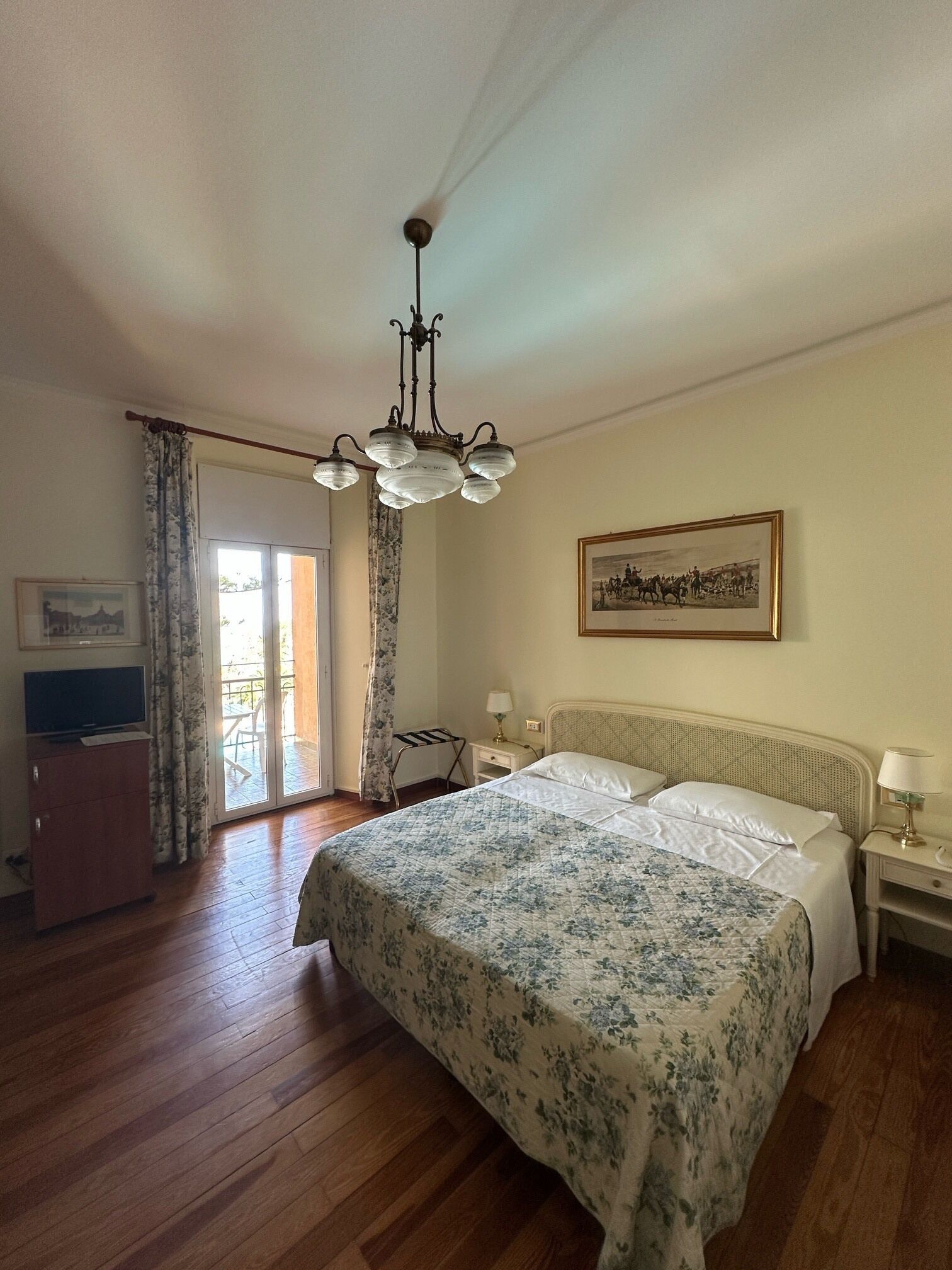 Quadrupla vista mare con balcone | Minibar, in-room safe, individually decorated, desk