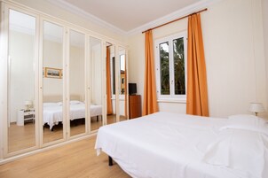 经典双人房 | 迷你吧、客房内保险箱、特色装修、办公桌