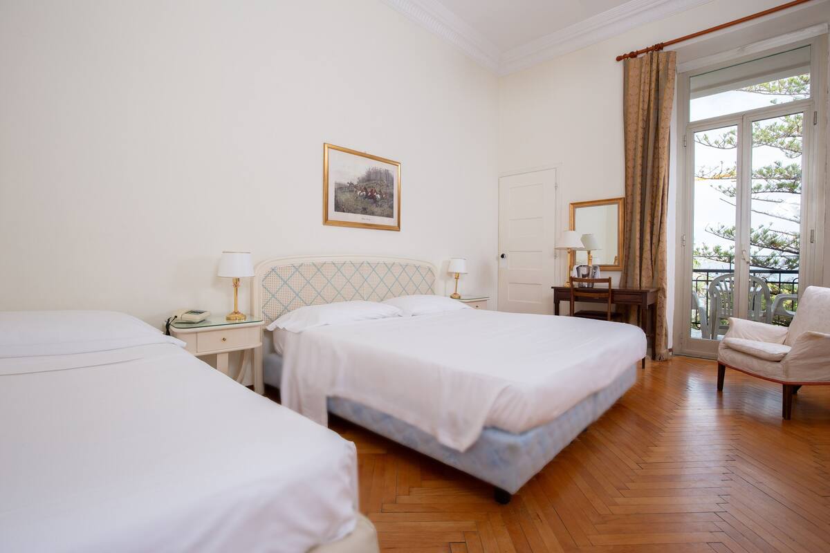 Tripla vista mare con balcone | Minibar, una cassaforte in camera, con stile personalizzato