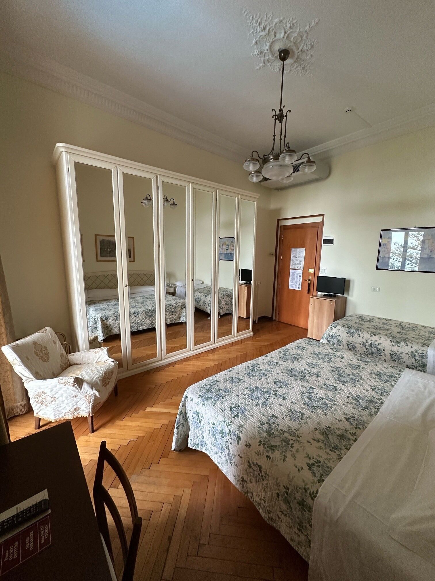 Tripla vista mare con balcone | Minibar, in-room safe, individually decorated, desk