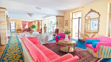 Coin salon dans le hall