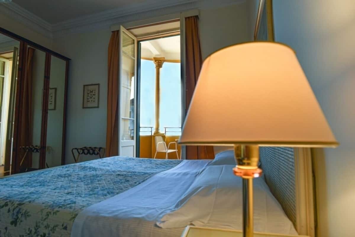 Panorama driepersoonskamer | Een minibar, een kluis op de kamer, een bureau, een laptopwerkplek