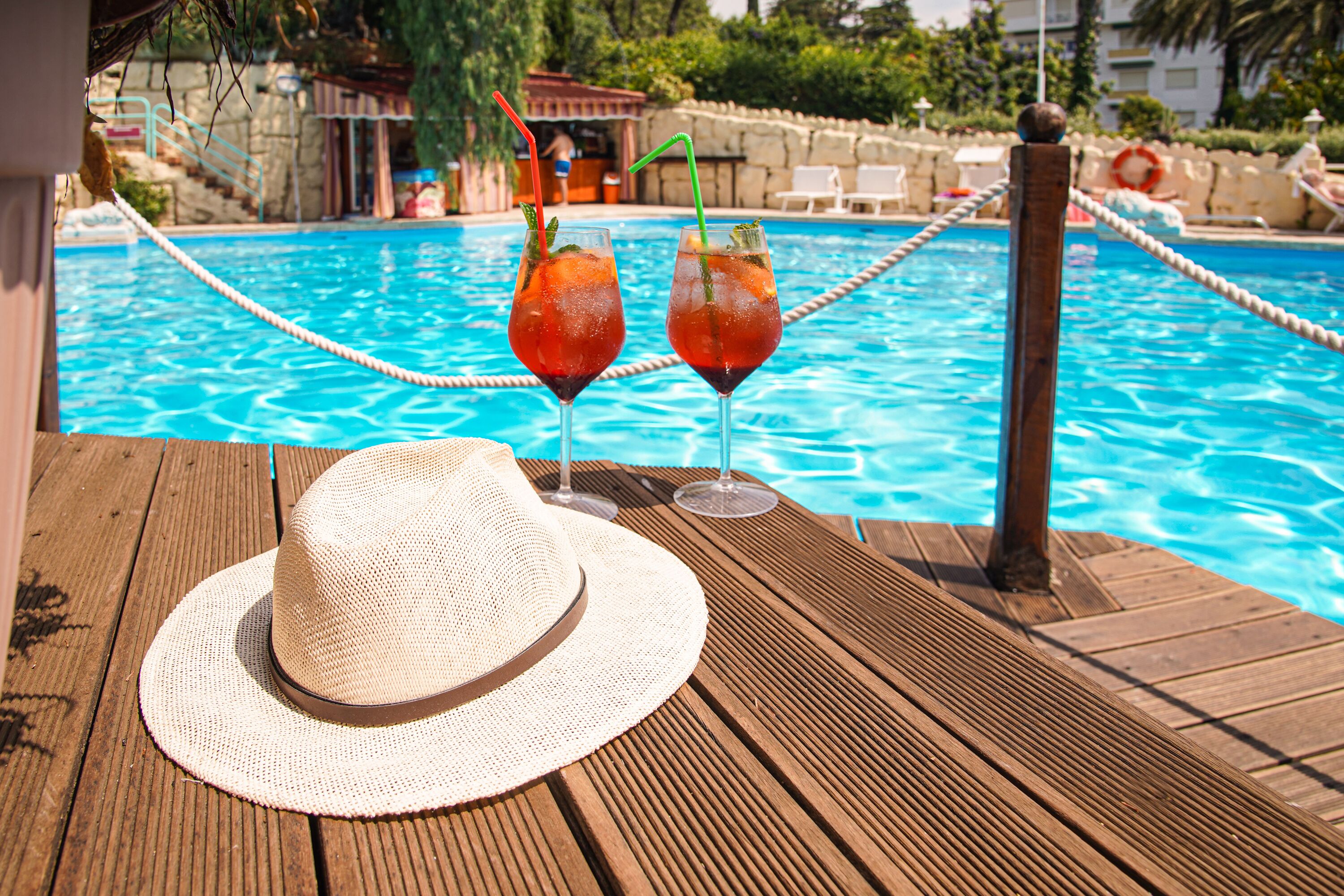 Sesongbasert utendørsbasseng, bassengparasoller og solsenger