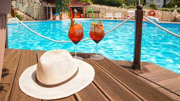 Piscine extérieure (ouverte en saison), parasols de plage