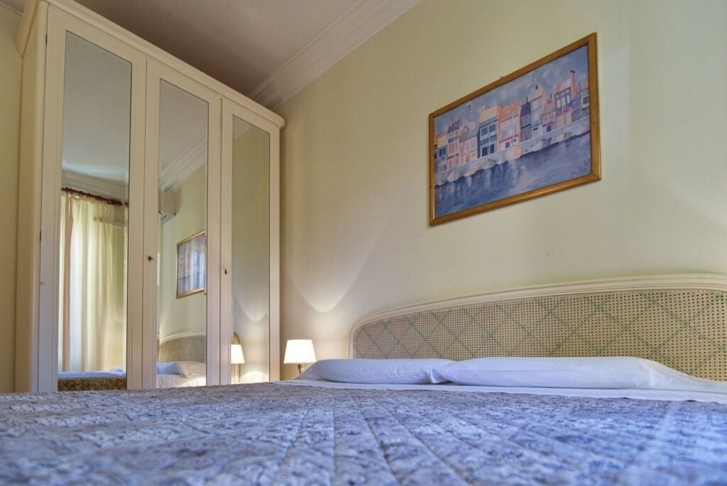 ミニバー、セーフティボックス (室内)、客室ごとに異なる装飾、デスク