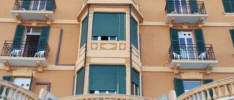 A multi-story hotel with balconies, a central entrance, and a sign reading 'LONDRA GRAND HOTEL'.