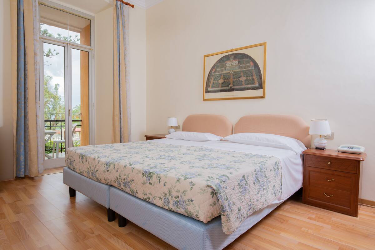 Quadrupla vista mare con balcone | Minibar, una cassaforte in camera, con stile personalizzato