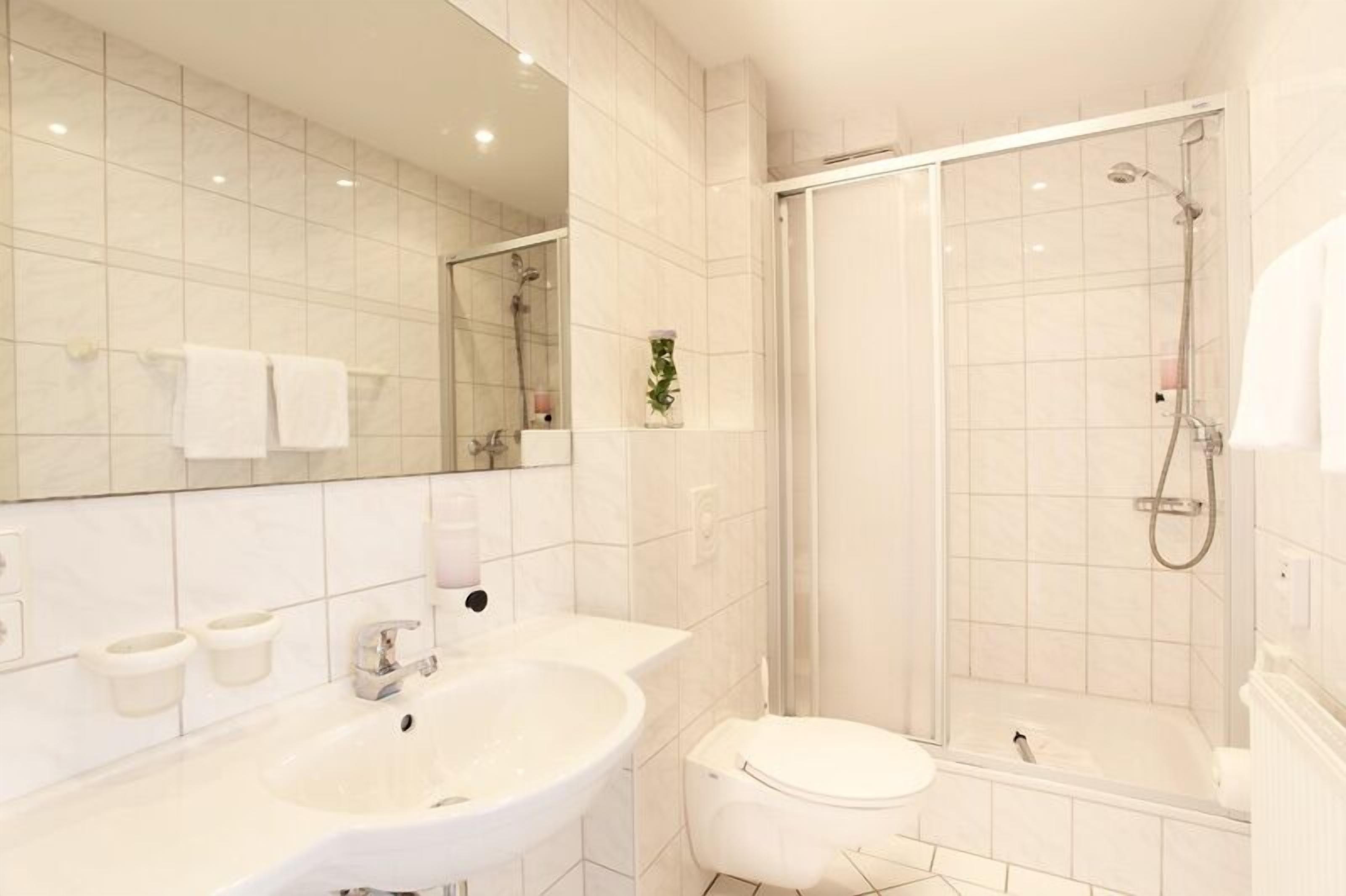 standard room | bathroom | free toiletries, hair dryer, bathrobes, slippers